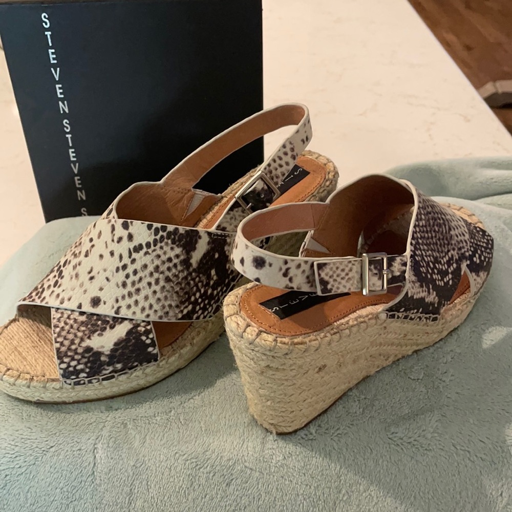 Steve Madden sandals. Leather brown/tan Maybe worn once. Size 9.5 still in box.
